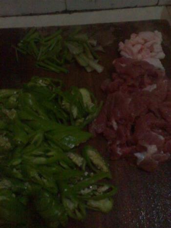 青椒炒肉片的做法步骤1