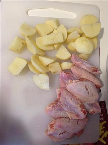 红烧红酒鸡翅炖土豆的做法步骤1