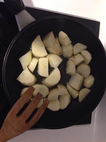 红烧红酒鸡翅炖土豆的做法步骤2
