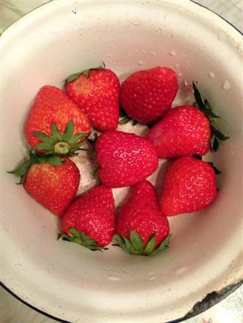 草莓牛奶西米露的做法步骤1
