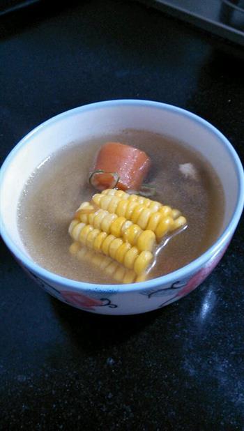 胡萝卜玉米排骨汤的做法步骤2