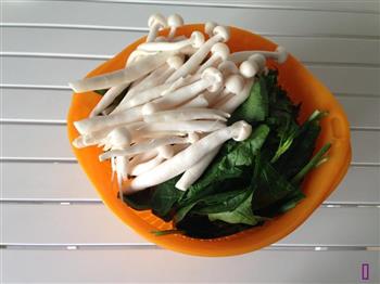 鲜菇蔬菜汤的做法步骤1