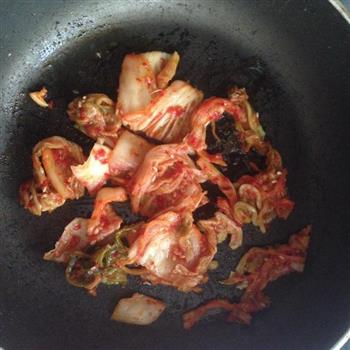 配料简单的五分钟料理-韩国泡菜炒饭的做法图解2
