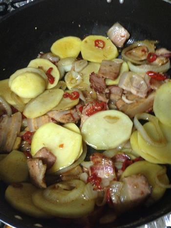 洋葱土豆炒腊肉的做法步骤4