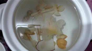 花胶响螺肉海底椰排骨汤的做法图解2
