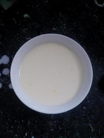 牛奶蒸蛋的做法图解2