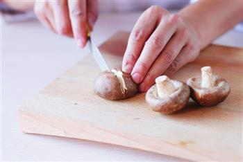 香浓菌菇面筋锅的做法步骤1