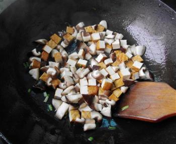 香菇豆腐粒的做法步骤4