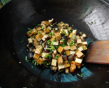 香菇豆腐粒的做法步骤7