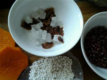 红豆西米南瓜粥的做法步骤1