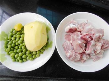 豌豆薯仔猪骨汤的做法步骤1