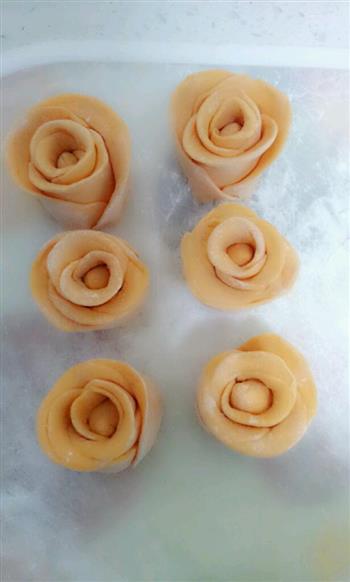 玫瑰花状的胡萝卜馒头的做法图解1