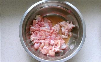不用一滴油做超下饭菜青椒煸鸡肉的做法步骤1