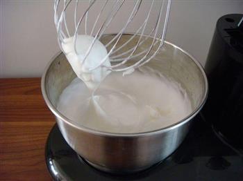 戚风奶油蛋糕卷的做法步骤7