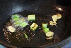 轻松做绝对拿得出手的家宴菜-葱烧海参的做法步骤3