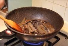 轻松做绝对拿得出手的家宴菜-葱烧海参的做法步骤8