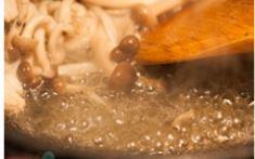 我爱下饭菜-干锅腊肉蟹味菇的做法步骤2