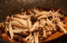 我爱下饭菜-干锅腊肉蟹味菇的做法步骤6