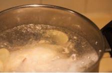 美味营养松茸鸡汤的做法步骤3