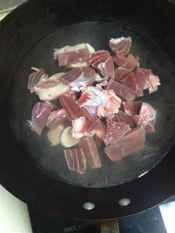 砂锅炖土豆牛肉的做法步骤1