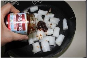香辣海鲜味拌饭酱炒猪肠粉的做法步骤4