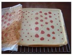 彩绘草莓奶油蛋糕卷的做法步骤20