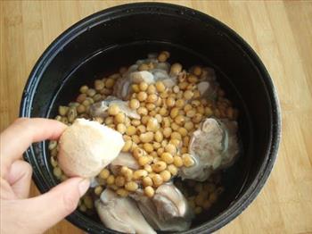 黄豆猪手汤的做法步骤5