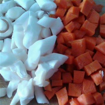 胡萝卜海鲜菇炒小青豆的做法图解2