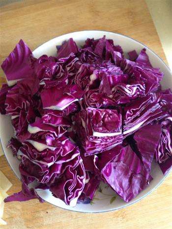 紫甘蓝炒土豆片的做法图解1