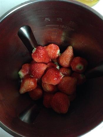草莓奶昔的做法步骤1