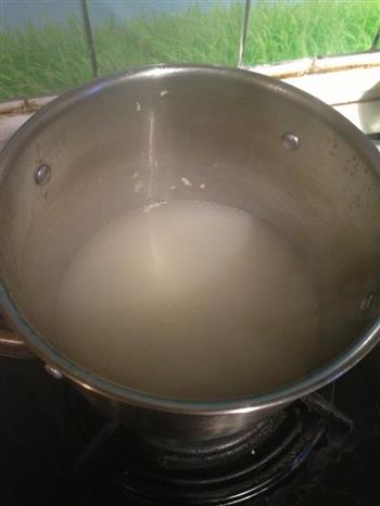 金针菇酸汤肥牛的做法步骤2