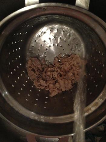 金针菇酸汤肥牛的做法步骤4