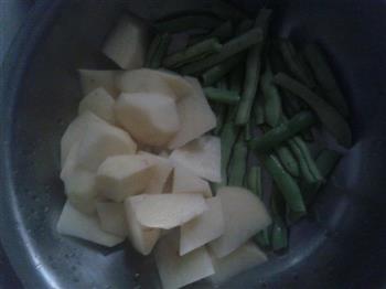 东北乱炖-鸡腿顿土豆芸豆的做法步骤2