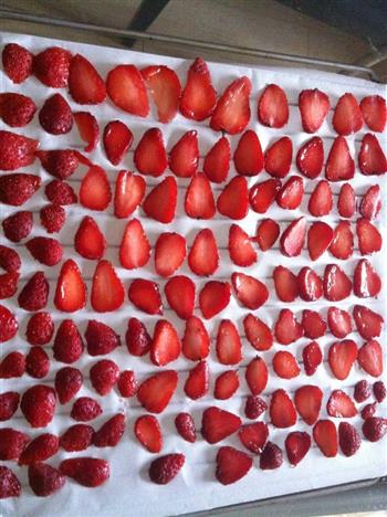 自制焦糖草莓粉的做法图解1