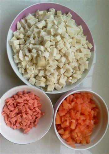 西红柿粒火腿粒炒馒头粒的做法步骤1