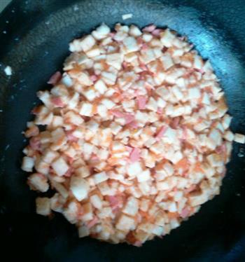西红柿粒火腿粒炒馒头粒的做法步骤3