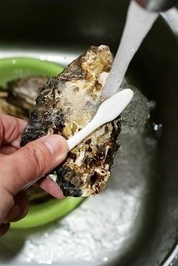 蒜蓉烤海蛎子的做法图解2