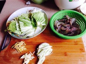 白菜炒虾的做法步骤1