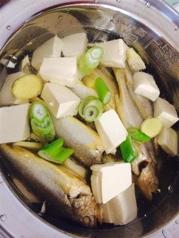 笋尖豆腐清炖小黄鱼的做法图解3
