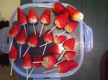 冰糖葫芦-草莓版的做法步骤2