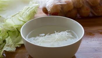 冬季最暖心-白菜粉丝面筋锅的做法步骤1