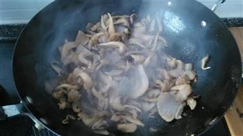蘑菇炒肉的做法步骤8