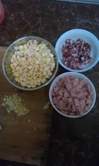 腊肠玉米三文治蛋炒饭的做法步骤1