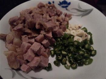 豌豆炒腊肉的做法步骤2