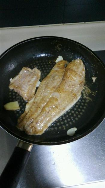 泰式川味香煎龙利鱼的做法步骤3