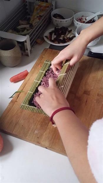紫米金枪鱼寿司的做法步骤4