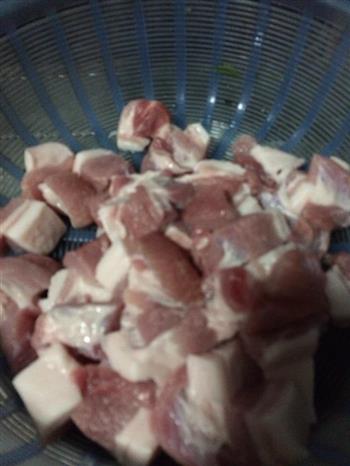 猪肉炖粉条的做法步骤2