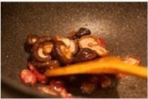 上班族的营养快手餐-油葱菇香腊味饭的做法步骤4