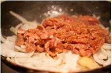 谁都能做出最嫩的牛肉-嫩牛肉滑蛋饭的做法步骤4