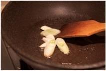 剩米饭的华丽转身-芝士蘑菇焗饭的做法图解2